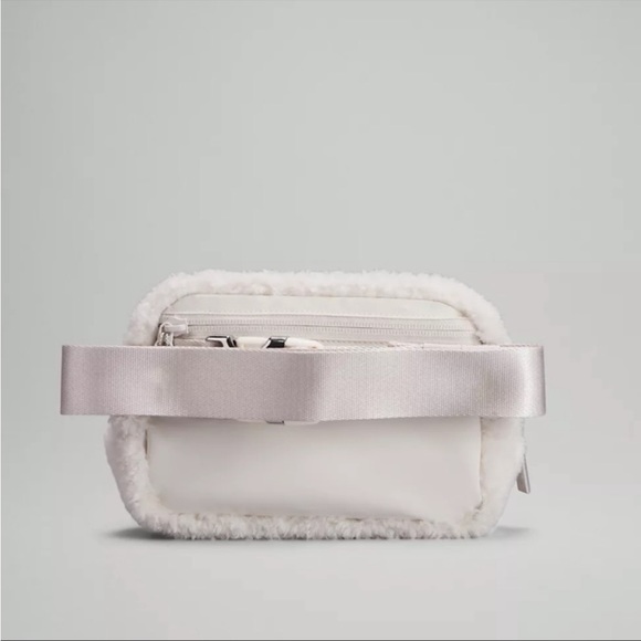 NEW Lululemon Everywhere Belt Bag 1L Fleece New Years Lunar Rabbit - Picture 3 of 9